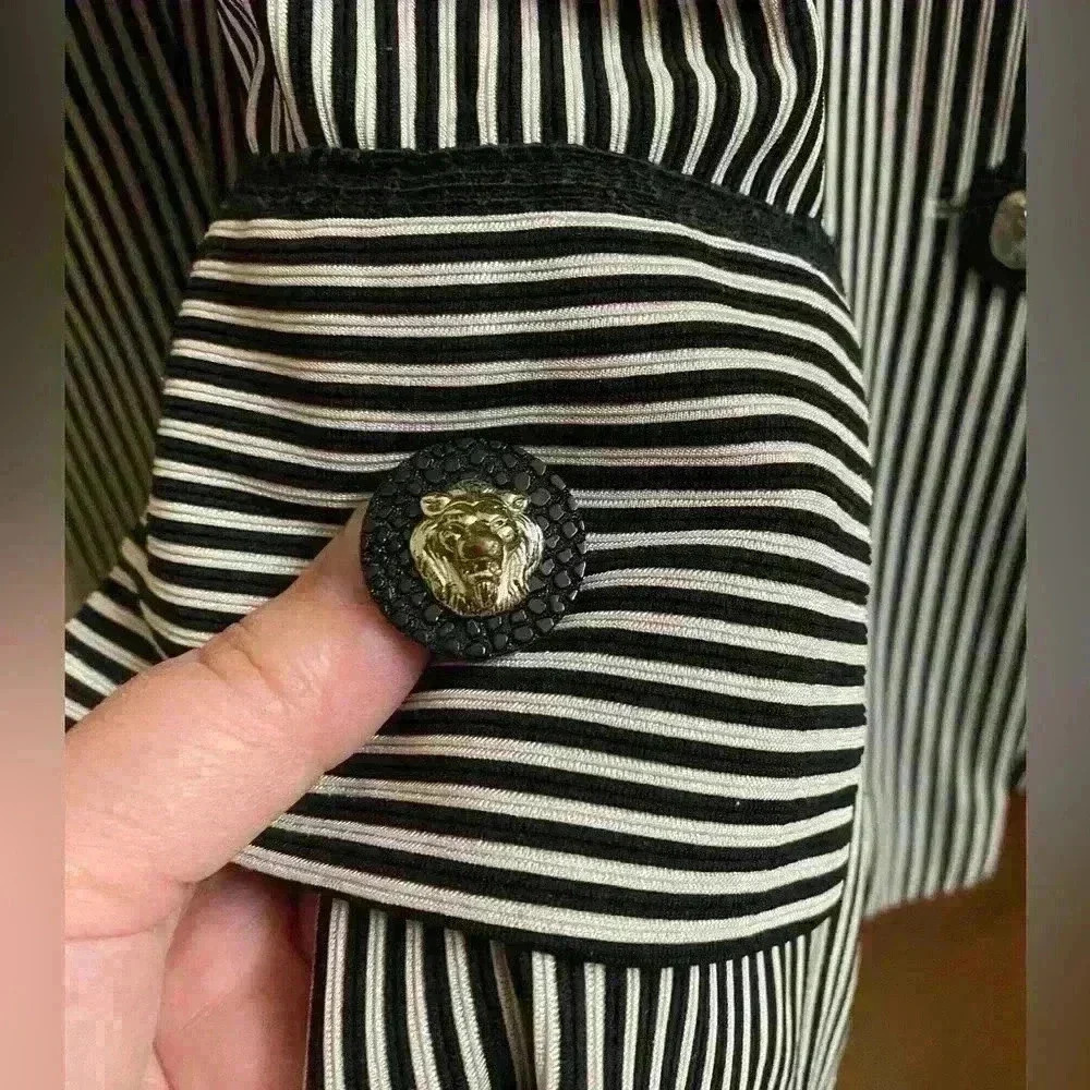 Black and white stripe blazer with shoulder pads very stretchy size medium - Picture 2 of 9